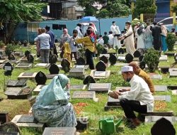 Panduan Bacaan Ziarah Kubur untuk Orang Tua Arab, Latin
