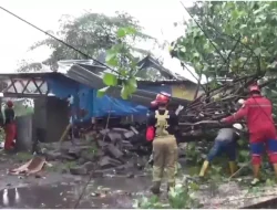 Rumah Tua Dihuni 3 Keluarga di Kalikebo Klaten Ambruk