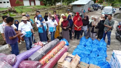 PLN Salurkan Bantuan Cepat untuk Korban Banjir Bandang di Nagari Saniang Baka, Solok