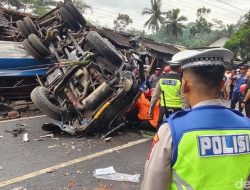 Truk Solar Tabrak Carry Berujung 1 Tewas di Kalijambe Purworejo