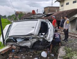 Mobil Perias Pengantin Tertabrak KA Batara Kresna di Begajah Sukoharjo