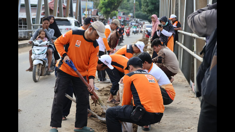 Aksi Cepat PKS Solok: 100 Kader Bersihkan Sekolah dan Rumah Warga Pascabencana
